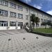 INCIDENT U PRVOJ OSNOVNOJ ŠKOLI STOLAC: GRUPA RODITELJA UŠLA U ŠKOLU, VERBALNO NAPALA DIREKTORA I ZAPOSLENE I SNIMALA DOGAĐAJ
